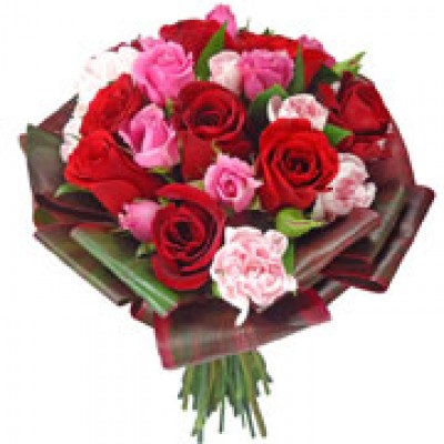 Buquê de Noiva com Rosas Vermelhas e Rosa Rosa  